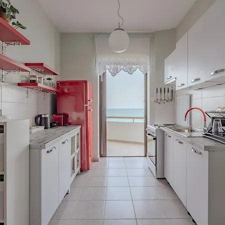 Eclectic Vintage Apartment- Sea View Perfection, Hersonissos, Crete Apartamento