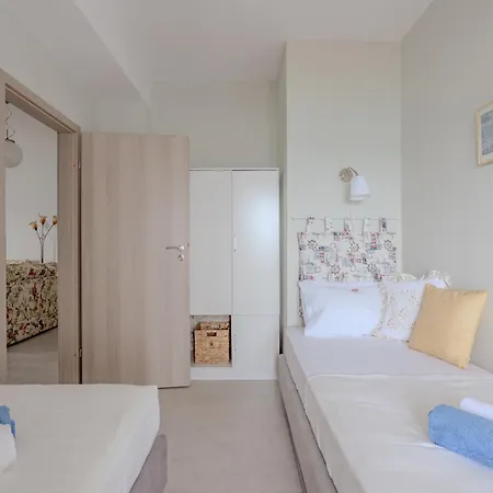 Eclectic Vintage Apartment- Sea View Perfection, Hersonissos, Crete *