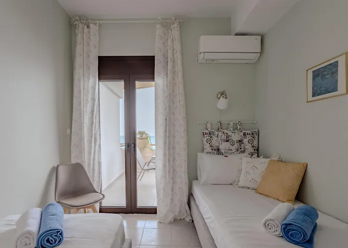 Eclectic Vintage Apartment- Sea View Perfection, Hersonissos, Crete *