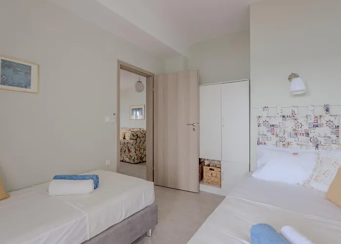 Eclectic Vintage Apartment- Sea View Perfection, Hersonissos, Crete *